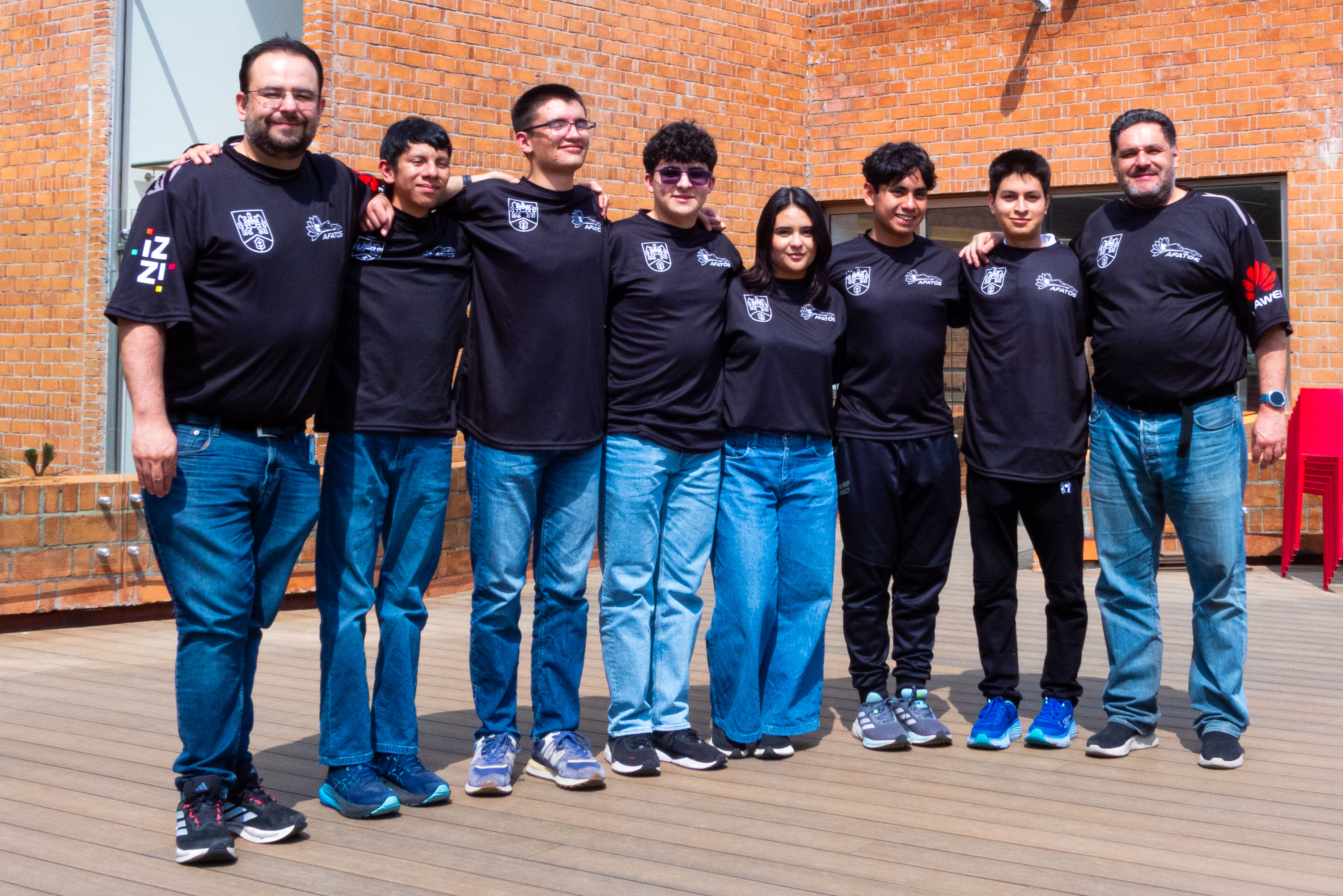 Jóvenes mexicanos, impulsados por Quálitas, diseñan auto para competencia internacional STEM Racing